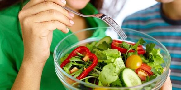 Essen Sie bei einer kohlenhydratfreien Diät einen Gemüsesalat, um das Hungergefühl zu dämpfen