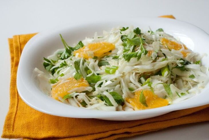 Chinakohl-Orangen-Apfel-Salat ein Vitamingericht bei kohlenhydratarmer Ernährung